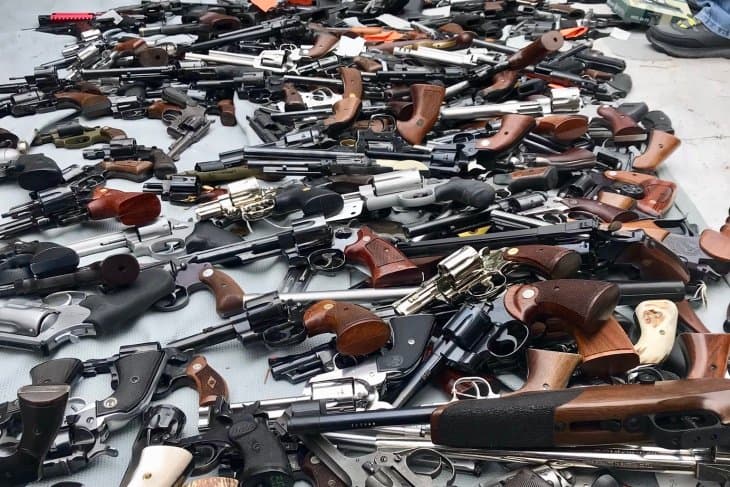 البيرو … مصادرة نحو خمسة آلاف قطعة من السلاح، بعد عمليات تفتيش ومداهمة في عدة أماكن