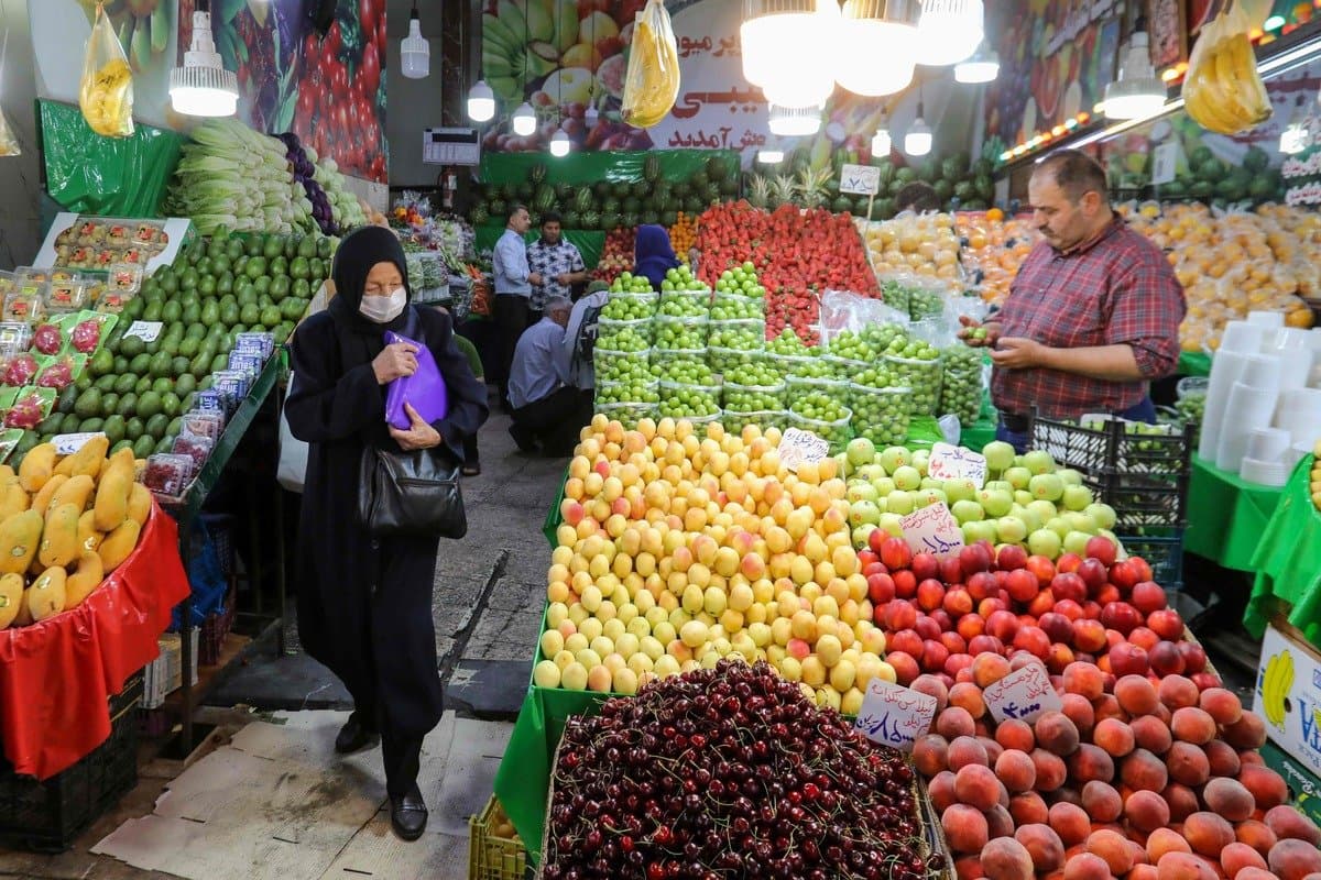 إيران … تجاوز نسبة التضخم عتبة الـ 40% قد يشعل الشارع الإيراني من جديد