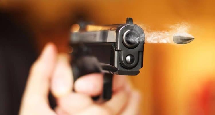 سلا … إضطرار موظف شرطة لاستعمال سلاحه الوظيفي لتوقيف شخصين كانا في حالة تخدير واندفاع قويتين