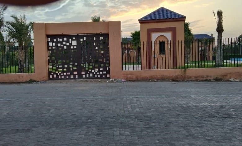  مراكش ... إنتقاد سكان منطقة باب الخميس تأخر إفتتاح حديقة عمومية رغم ارتفاع درجات الحرارة 