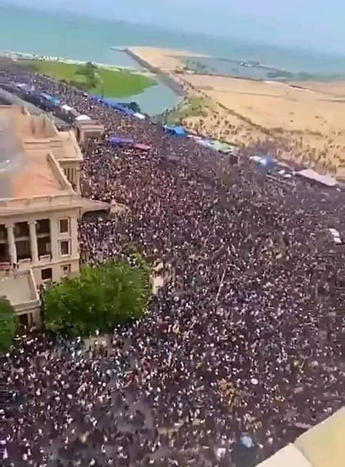 سيريلانكا … إقتحامات متتالية لمراكز الدولة