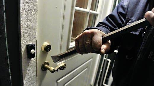 مدينة مكناس ... توقيف ثلاثة أشقاء للاشتباه في تورطهم في قضية تتعلق بالسرقة من داخل المنازل وترويج المخدرات