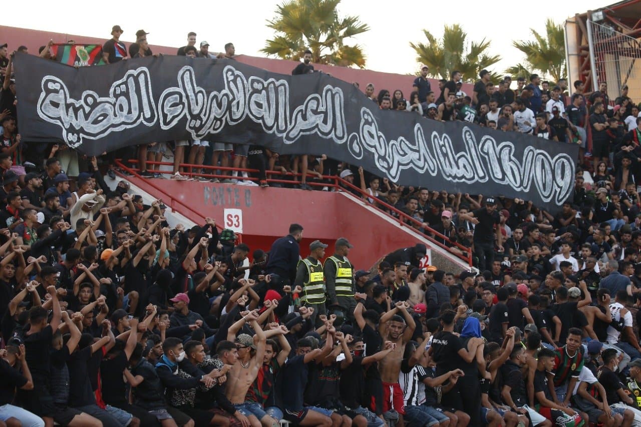 بالصور فرحة الجماهير العسكرية: الجيش الملكي يعود بانتصار ثمين من نيجيريا ويعبر للدور القادم .. فيديو