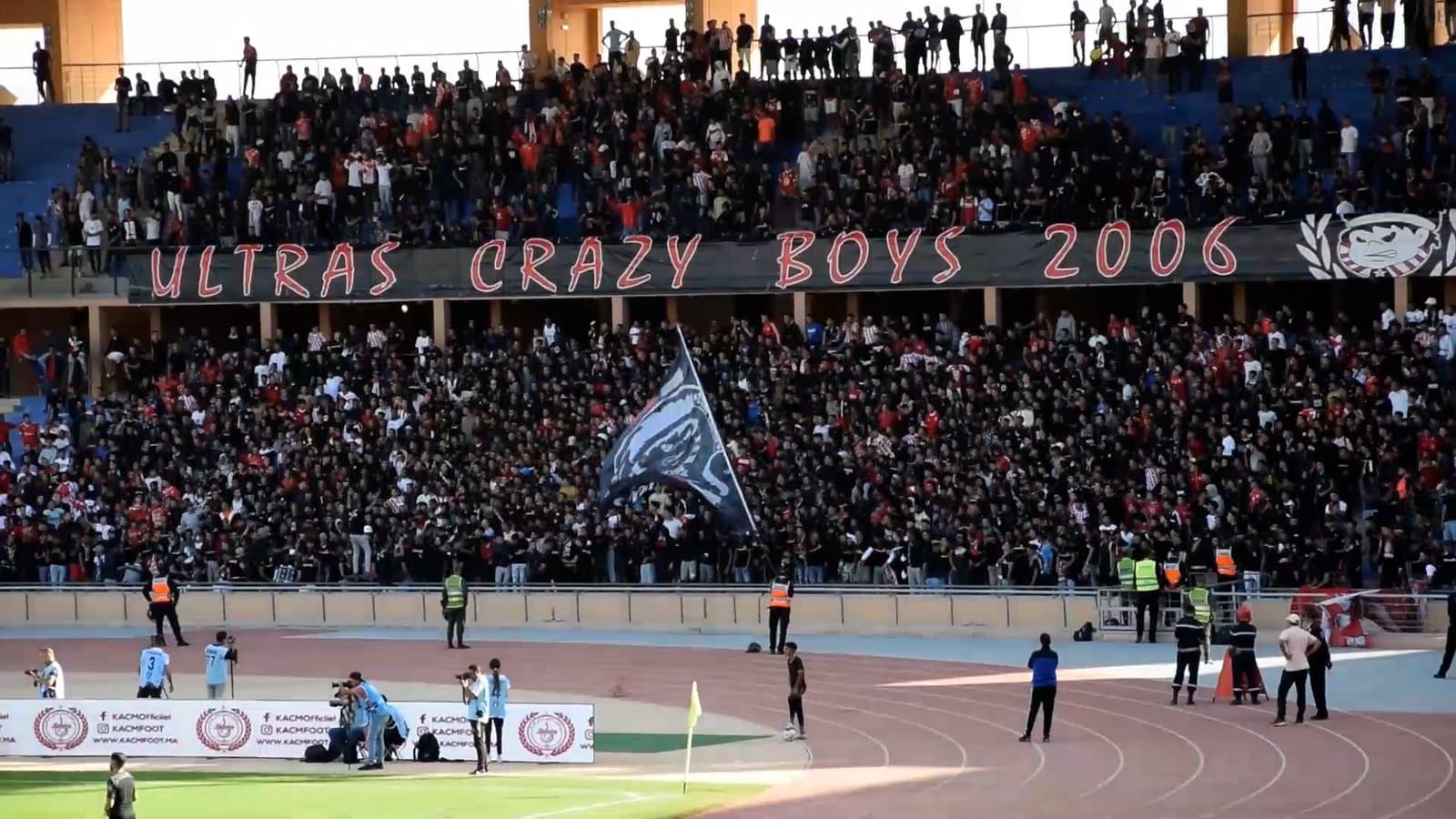 جماهير الكوكب المراكشي تشعل مدرجات الملعب الكبير بمراكش (فيديو)