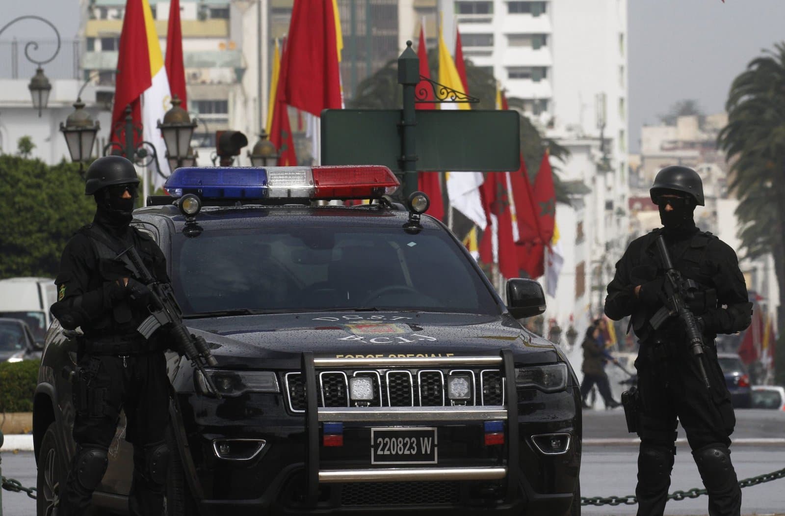 توقيف شخصين بتهمة الاختطاف والاحتجاز والسرقة وانتحال صفة ينظمها القانون