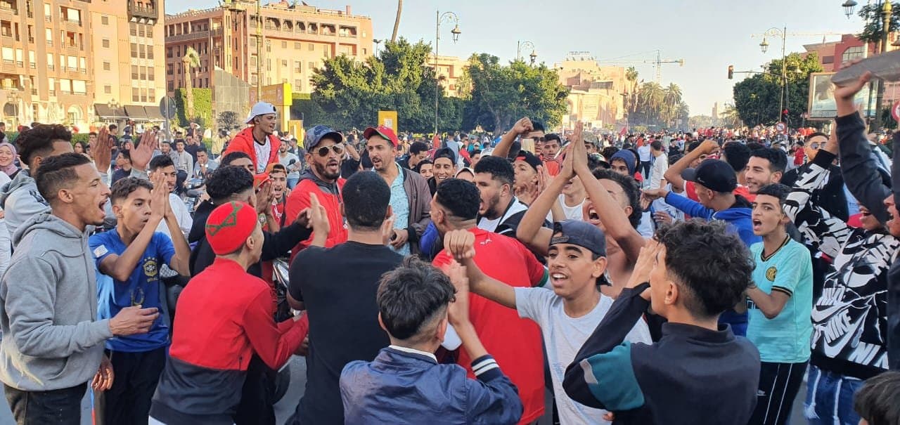 بالفيديو .. فرحة مراكشية بفوز أسود الأطلس على الشياطين الحمر