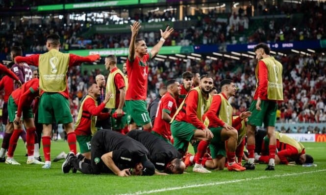 موجة من مشاعر الفخر والفرح تختلج قلوب الجماهير العربية والإفريقية بما حققه المنتخب الوطني المغربي بكأس العالم قطر 2022