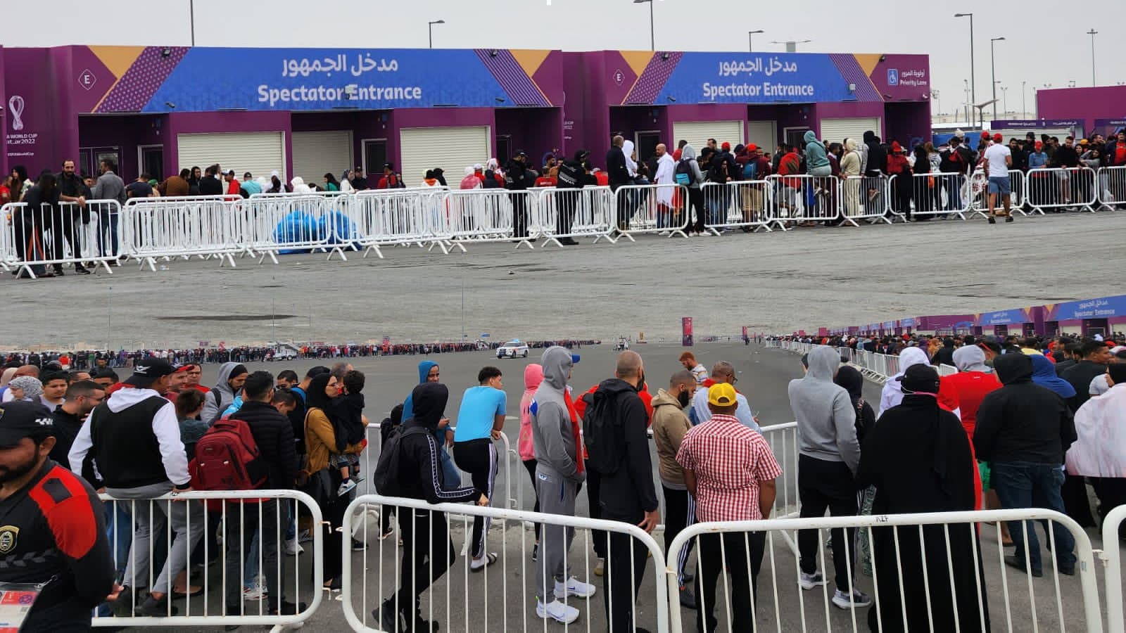قطر: مراسل دييز 24 ينقل الأجواء قرب "ملعب  الثمامة" الذي حج له الآلاف لحضور مباراة المغرب - البرتغال .. فيديو