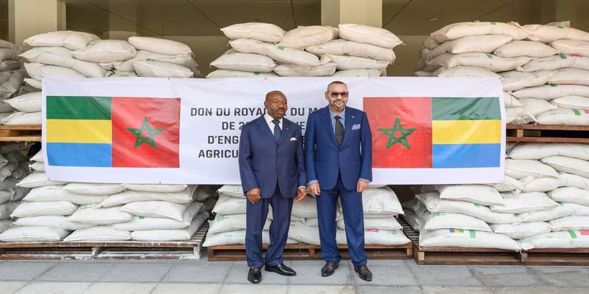 جلالة الملك يجري مباحثات مع الرئيس علي بونغو أونديمبا ويشرف على تسليم هبة من الأسمدة لفائدة فلاحيين غابونيين