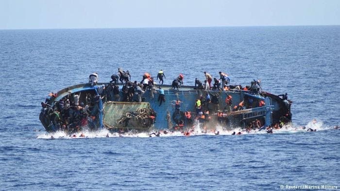 فقدان نحو 30 مهاجرا على إثر غرق مركبهم قبالة السواحل الليبية