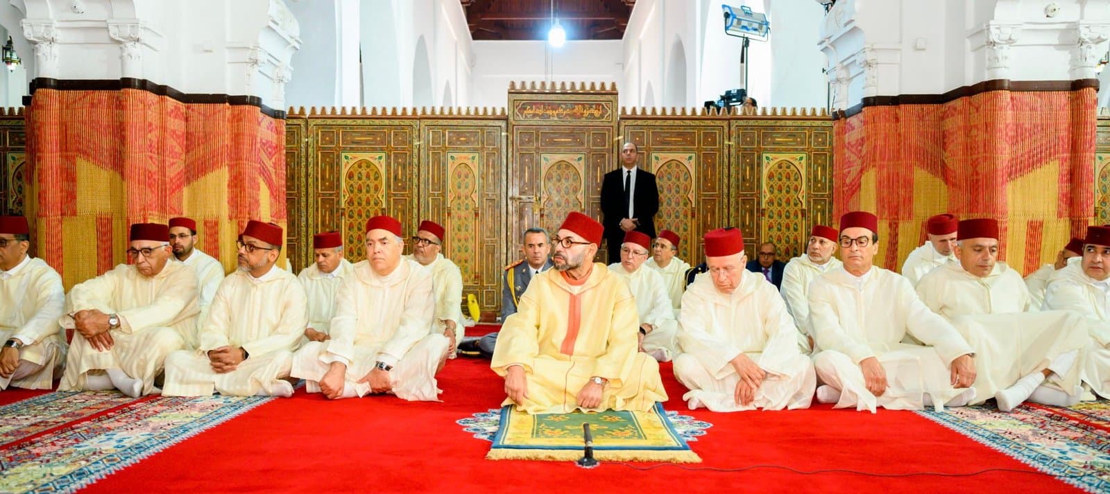 الملك يؤدي صلاة الجمعة بالمسجد المحمدي