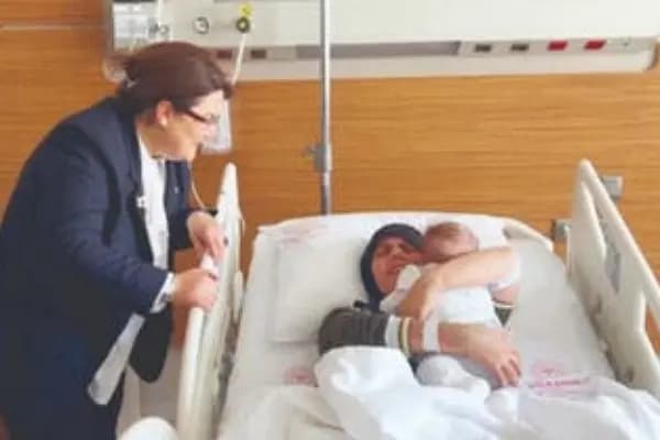 لم شمل أم تركية بطفلتها بعد 54 يوما من الزلزال