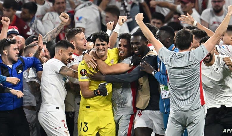 الحارس المغربي ياسين بونو يتوج فريق إشبيلية بلقب « الدوري الأوروبي »