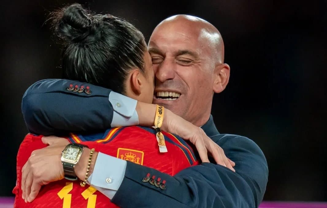 بعد تصرفه المشين مع لاعبة المنتخب .. روبياليس يرفض الاستقالة واجتماع طارئ لتحديد مصيره ..