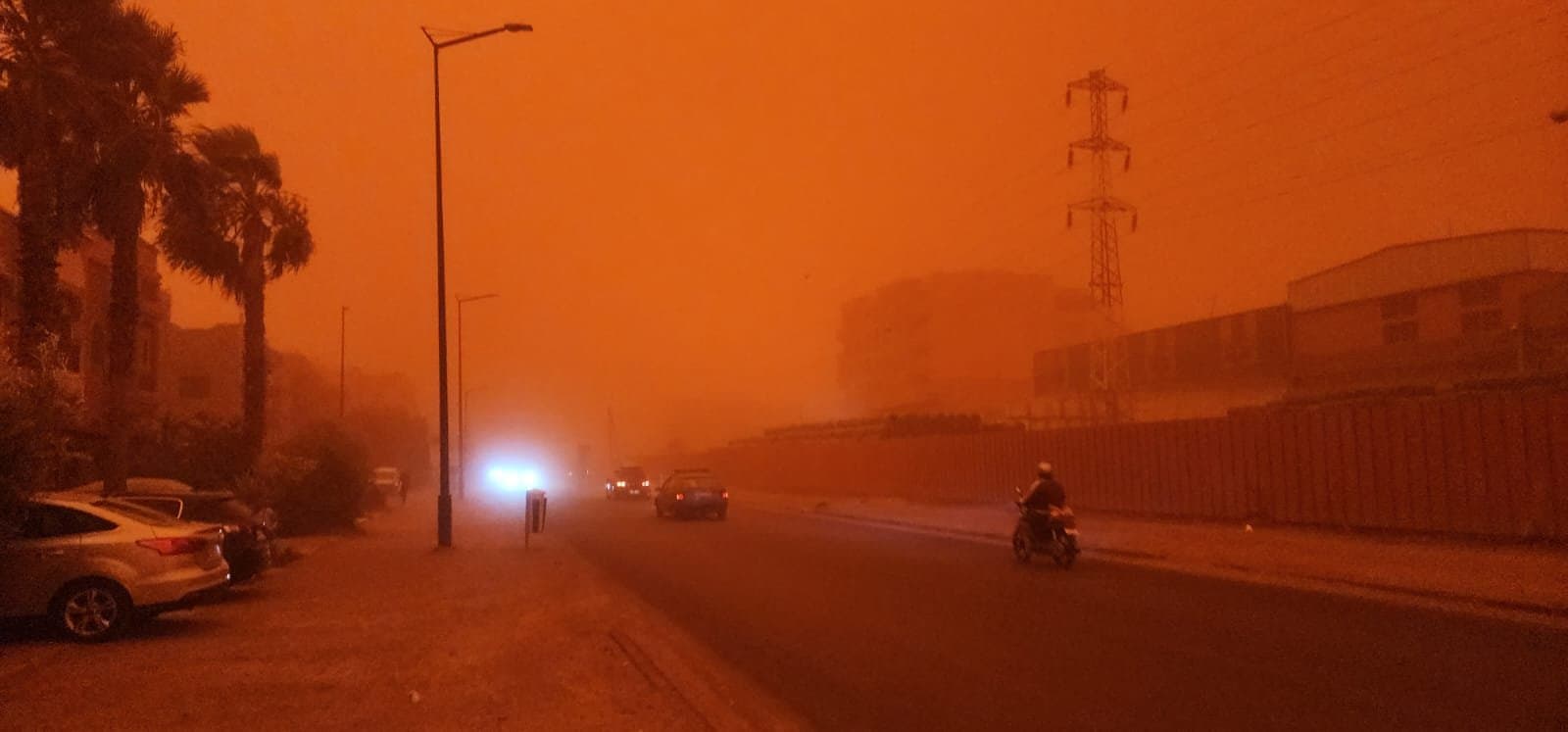 بدقائق معدودة.. عاصفة رملية تغطي سماء مراكش ونواحيها