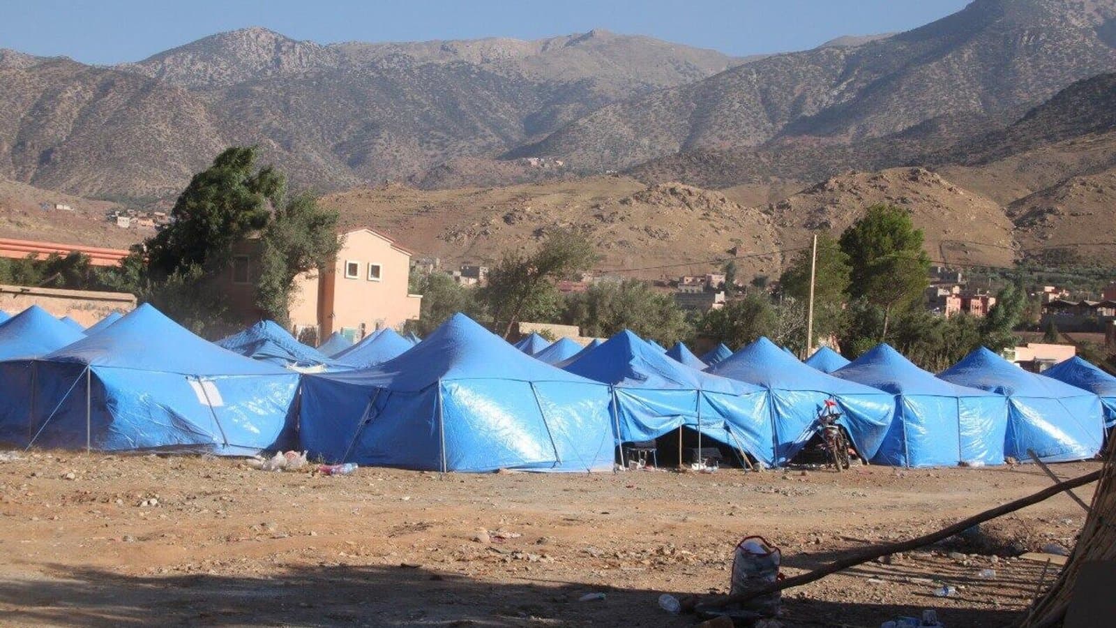 احتجاجات متصاعدة في أمزميز بسبب معاناة متضرري زلزال الحوز: مطالب بتحسين ظروف السكن والرعاية الصحية.
