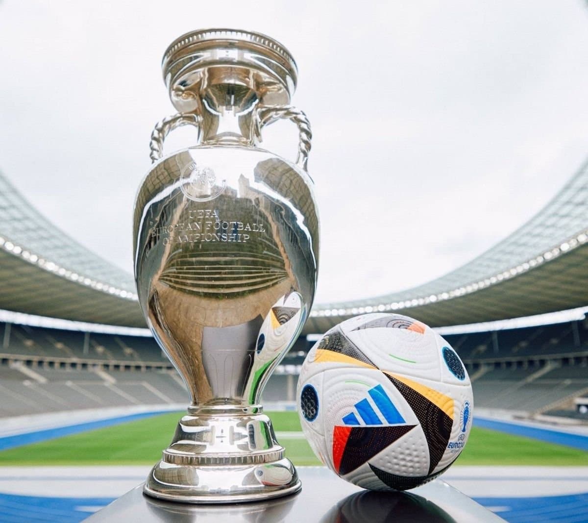 يورو 2024 : الاتحاد الأوروبي لكرة القدم يكشف عن كرة متصلة، مساعد جديد للحكام.