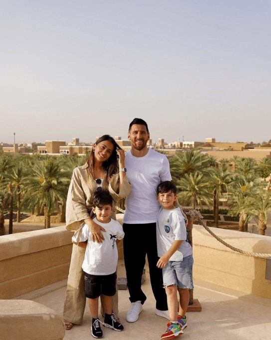 الحائز على جائزة الكرة الذهبية الأخيرة، ليونيل ميسي، حاليًا إجازة بمراكش رفقة عائلته.