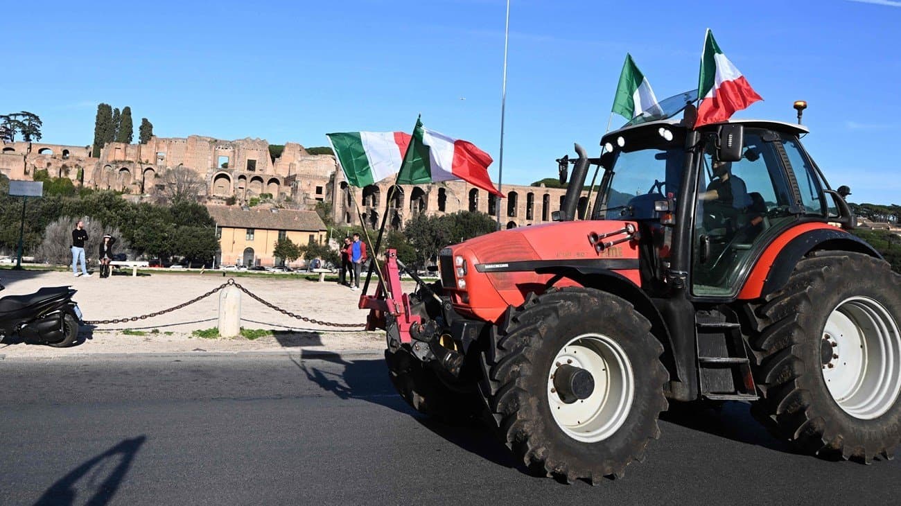 آلاف المزارعين يواصلون الاحتجاج في إيطاليا وإسبانيا واليونان.