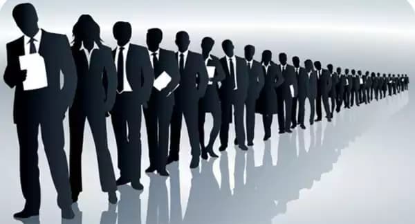 الحكومة تخطط لجعل التوظيف أحد أولوياتها الرئيسية، ولكن الخبراء يقولون إن ذلك ليس كافيا