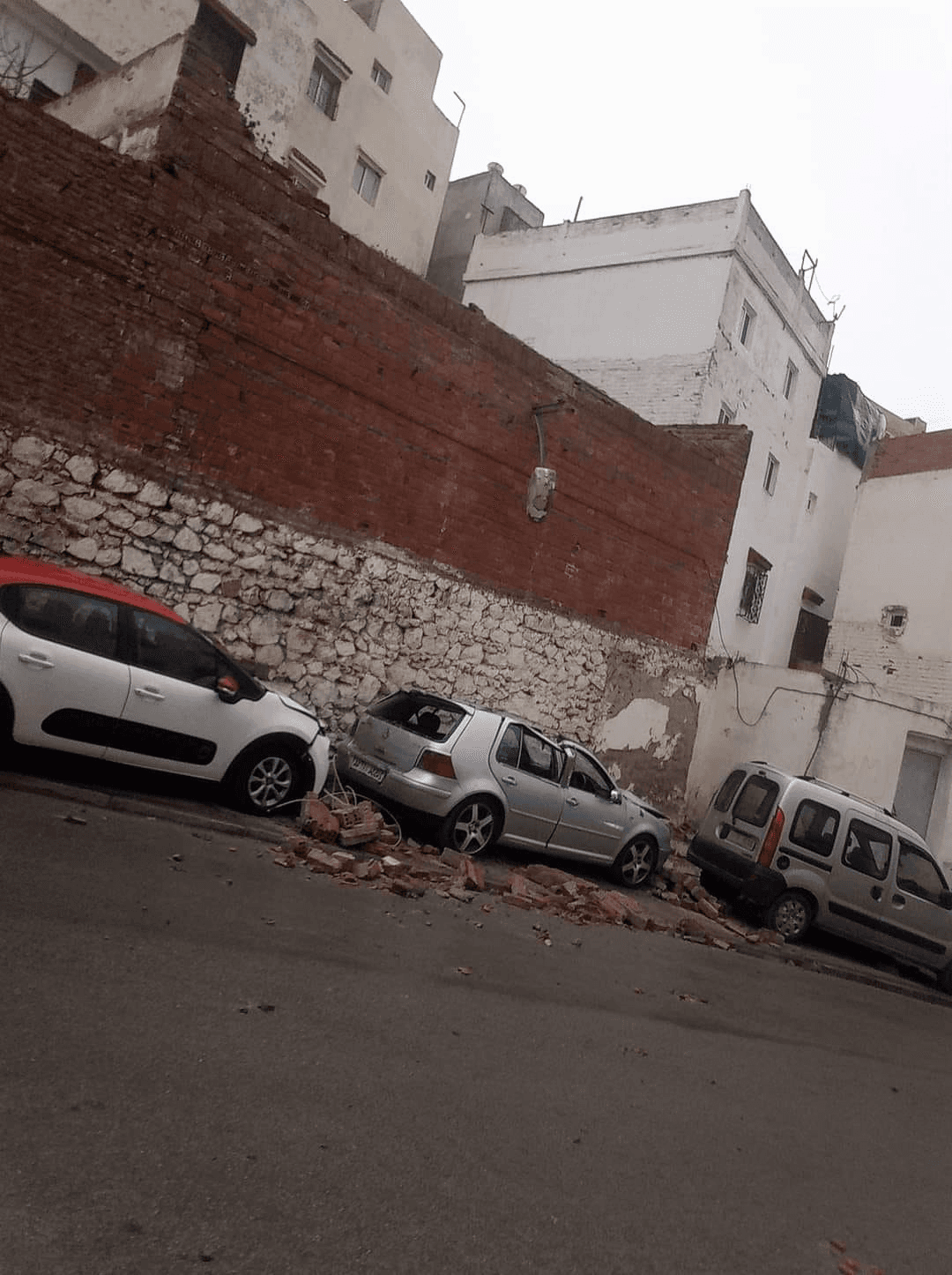 الرياح القوية بتطوان تسفر عن خسائر مادية و تعليق جزئي للدراسة.