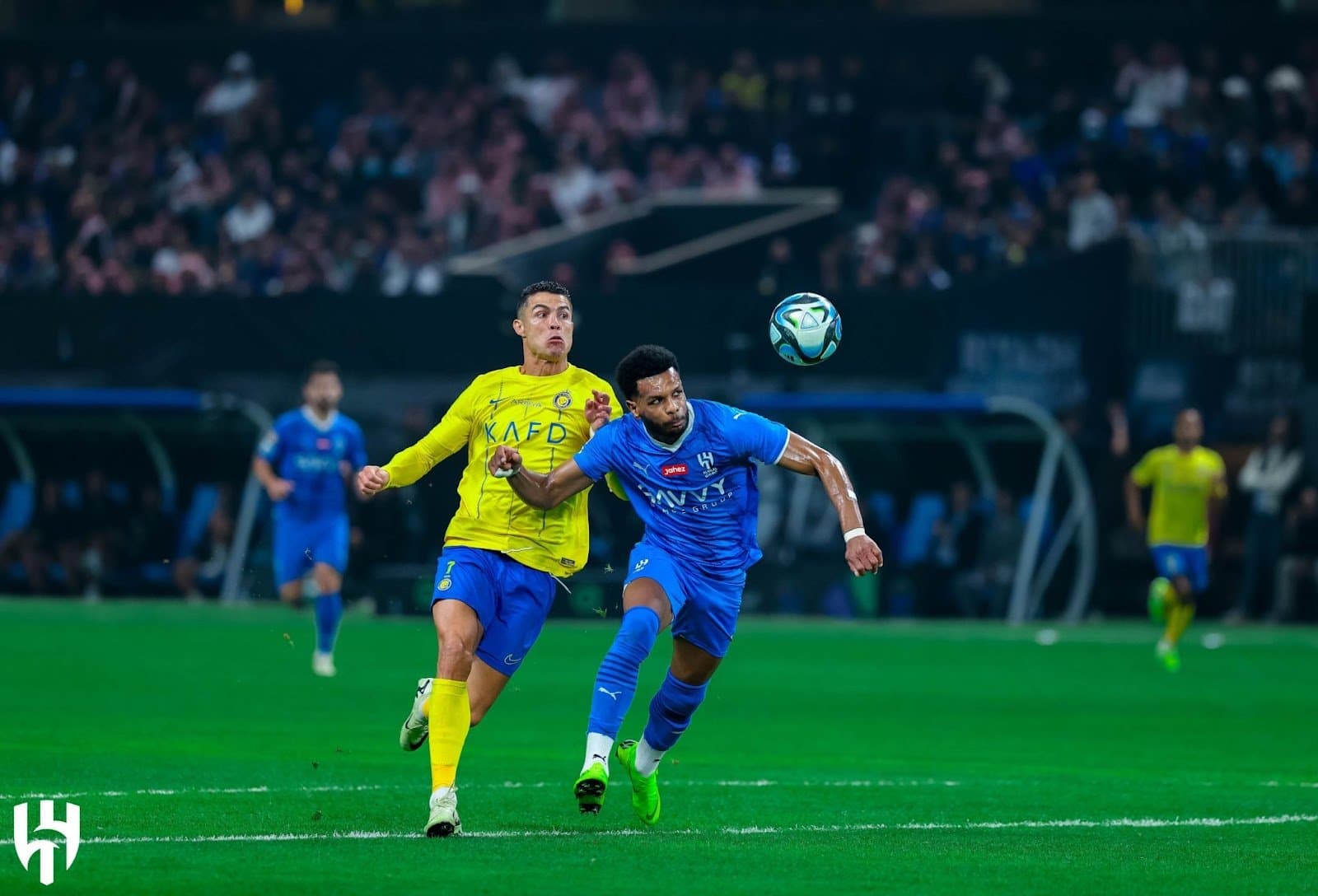 الهلال يهزم النصر ويتوج بلقب كأس موسم الرياض.