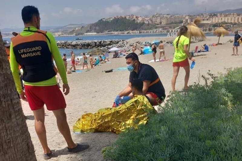 مغاربة يعبرون سباحة إلى سبتة المحتلة