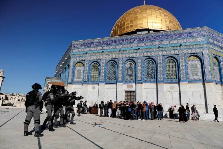 دخول العديد من المستوطنين ساحات المسجد الأقصى وإعتقالات في الضفة المحتلة