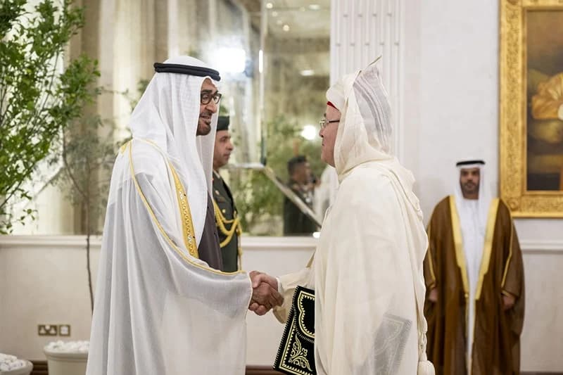 سفير جلالة الملك بأبوظبي يقدم أوراق اعتماده للرئيس الاماراتي