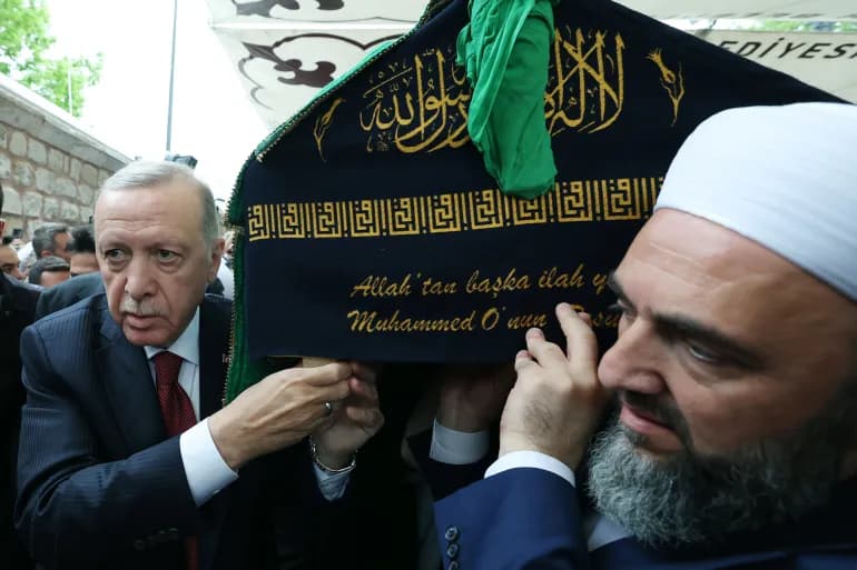 الآلاف يشيعون جنازتي الزنداني وزعيم طائفة إسماعيل آغا في إسطنبول