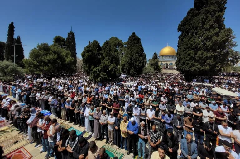 نحو 120 ألفا يؤدون صلاة الجمعة الأخيرة من رمضان بالمسجد الأقصى