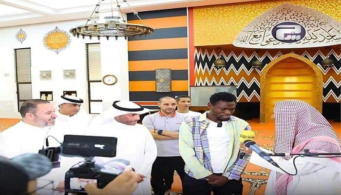 اللاعب الكونغولي السابق لنادي الوداد يُعلن اعتناقه للإسلام في إحدى مساجد الكويت