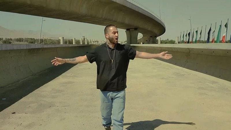 مغني الراب الإيراني توماج صالحي يواجه حكم الإعدام: قصة القمع والتضامن