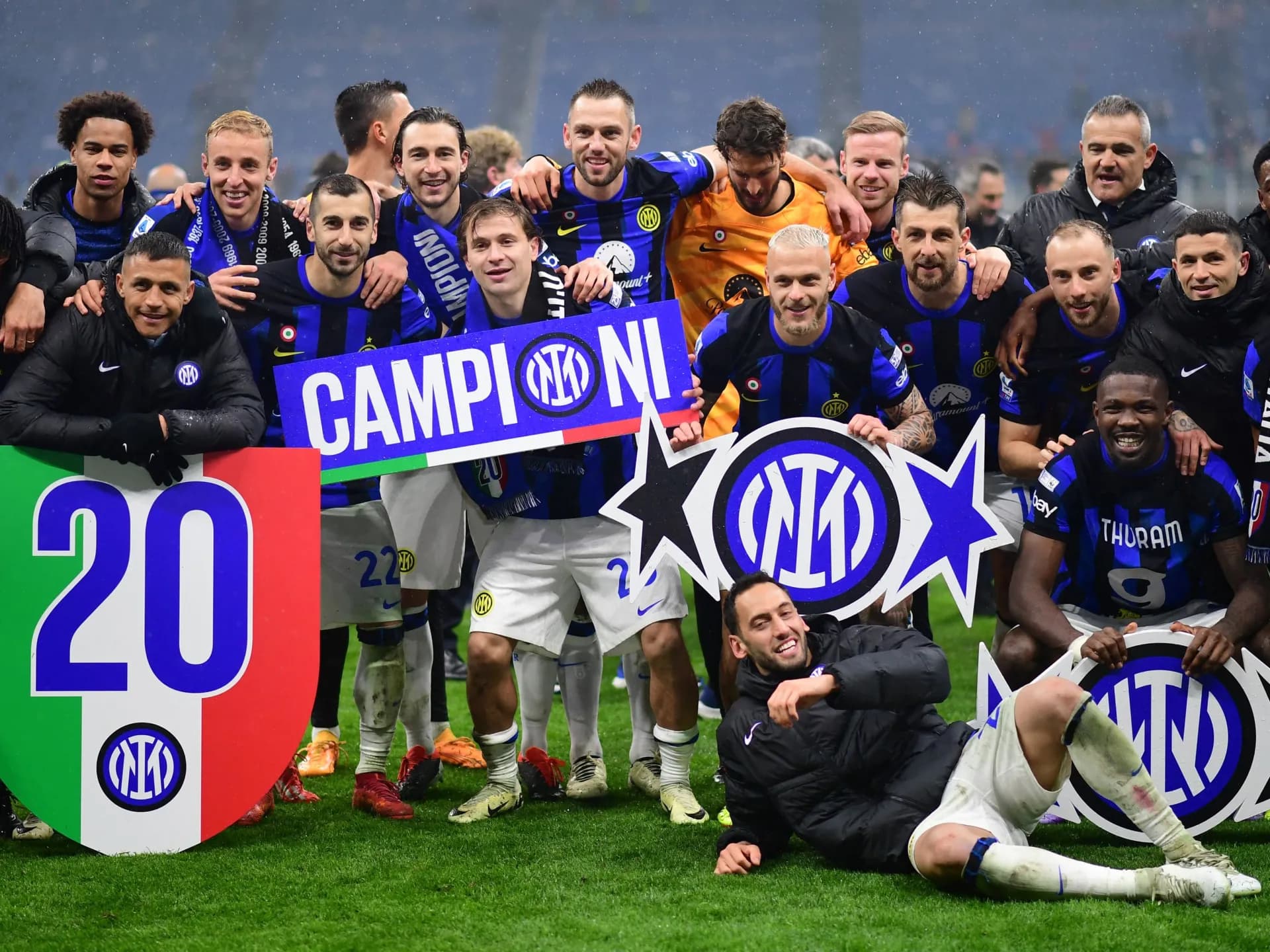 إنتر ميلان يتوج بلقب الدوري الإيطالي للمرة العشرين في تاريخه