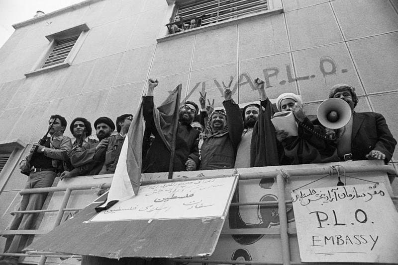 تطور العلاقات بين إيران وإسرائيل: من التحالف السري إلى العداء العلني