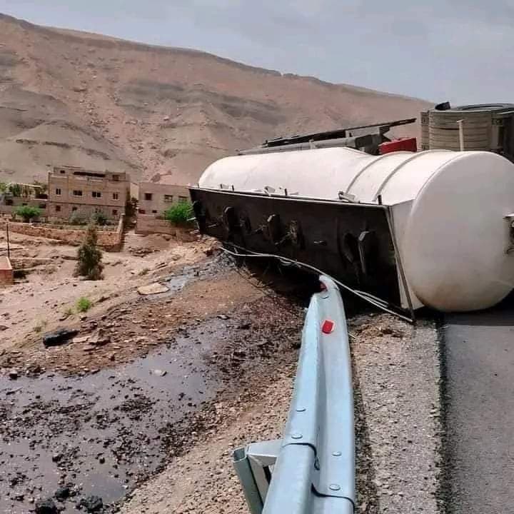 انقلاب شاحنة محملة بالبنزين امس الثلاثاء بين دوار تورجدال و جماعة أمرزكان على مستوى الطريق الوطنية رقم 9