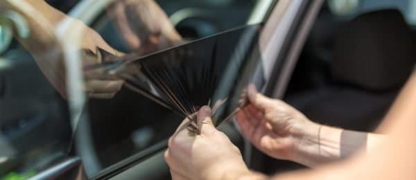وزير النقل يوضح بشأن استخدام الزجاج المعتم في المركبات