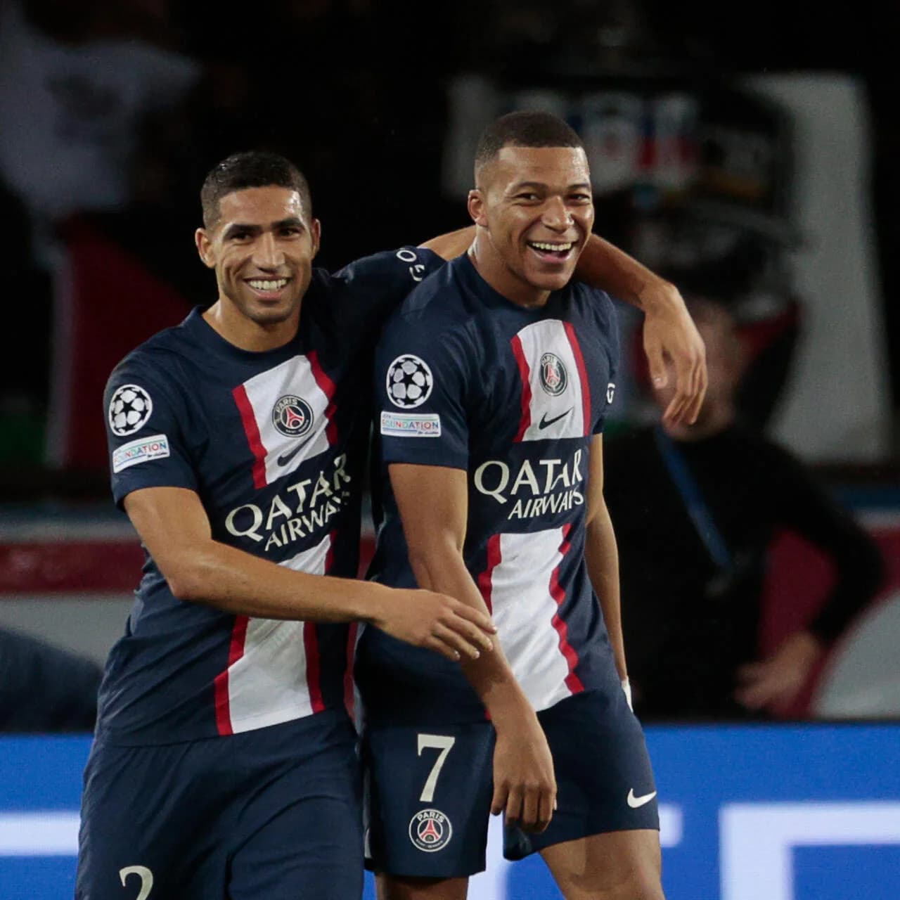 مبابي و حكيمي يتنافسان في المزاد الخيري.. مبابي يفوز بلوحة تكريمية لبيليه بقيمة 520 ألف يورو