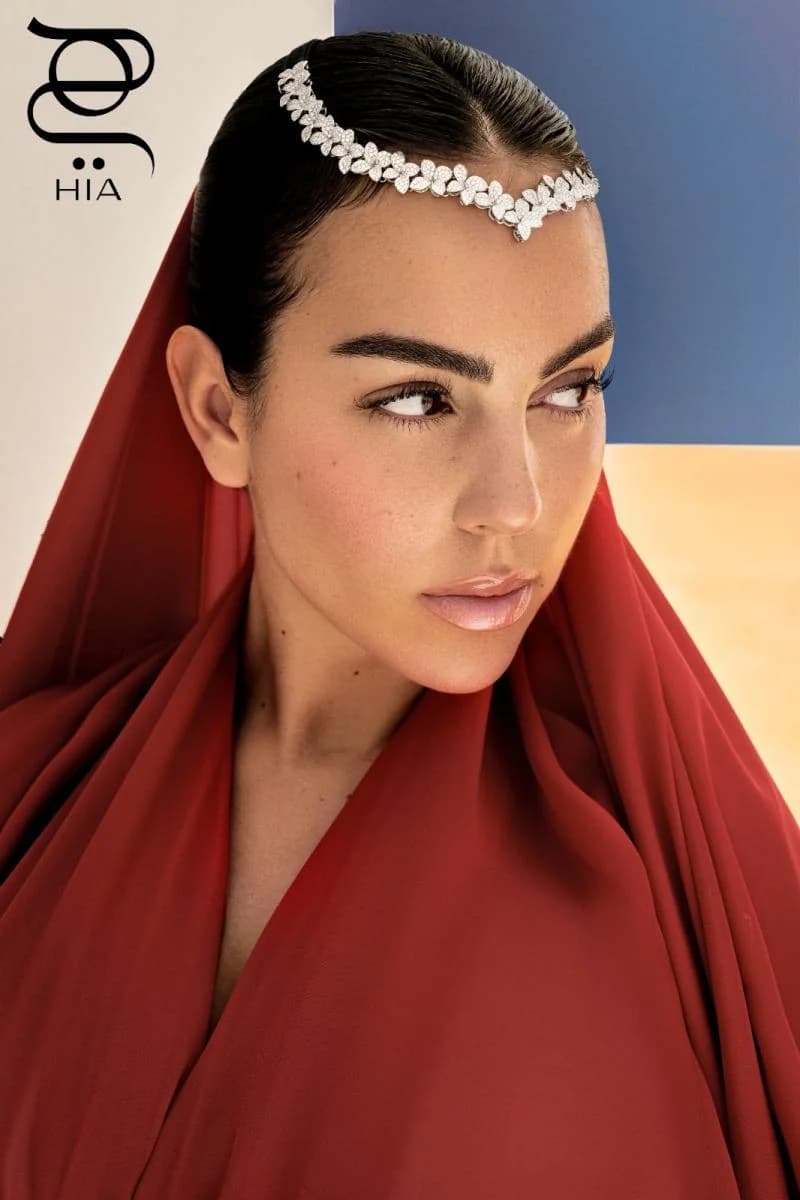 "جورجينا العربية" عنوان تصدّر غلاف مجلة "هي"لشهر مايو