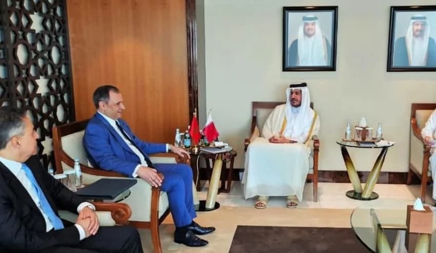 رياض مزور ونظيره القطري يناقشان تعزيز التعاون الاقتصادي في الدوحة
