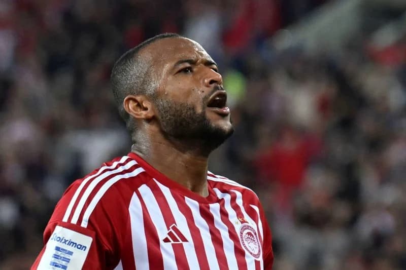 الكعبي يمنح أولمبياكوس أول لقب أوروبي