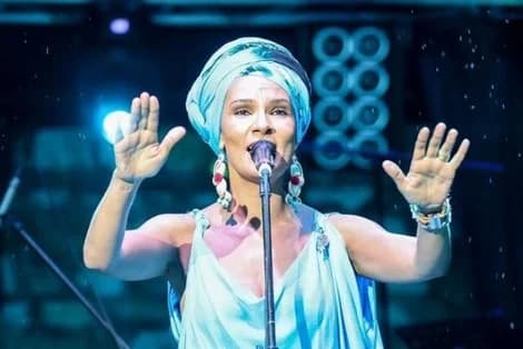 "أوم" تطلق جولة فنية مغربية بألبومها الغنائي الجديد "داكشي"