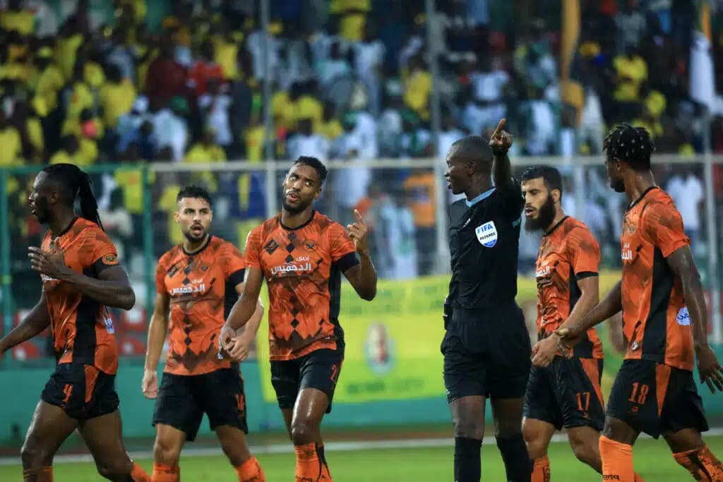 الكاف يحيل أحداث مباراة الزمالك ونهضة بركان إلى لجنة الانضباط