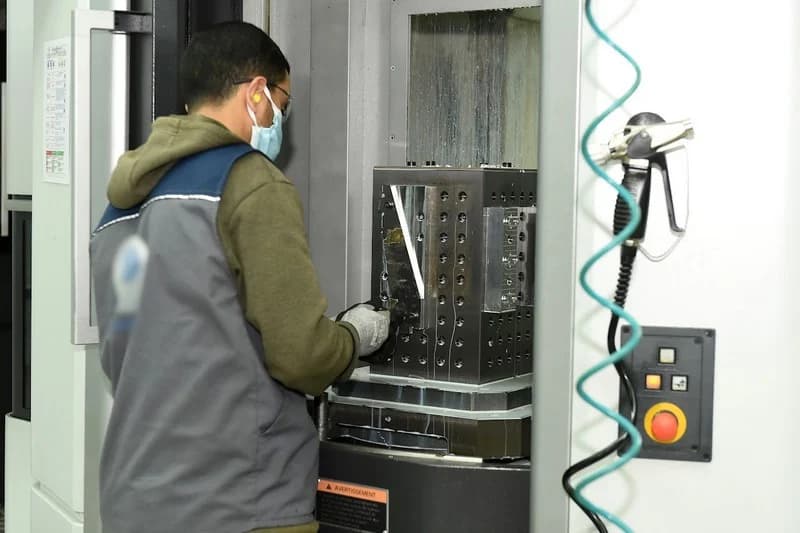 اختناق المقاولات يختبر وزارة السكوري .. والمهنيون يعددون عوامل الإفلاس