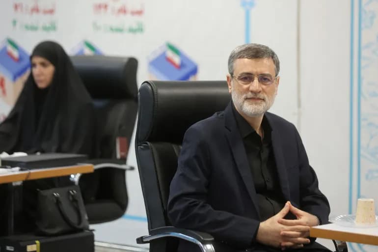 انسحاب مرشحَين بانتخابات إيران واستطلاع يتوقع فوز الإصلاحي بزشكيان