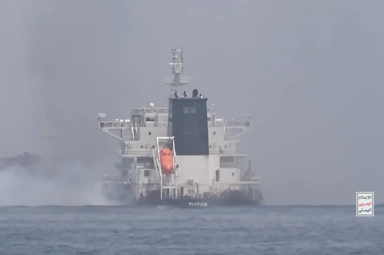 استهداف سفينة بالبحر الأحمر والجيش الأميركي يدمر موقع رادار للحوثيين