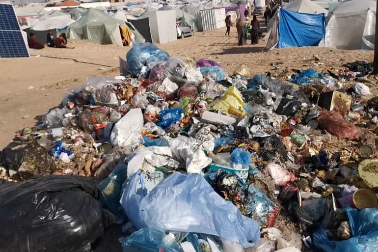 الأونروا تحذر من انتشار المزيد من الأمراض بغزة نتيجة « أكوام ضخمة »