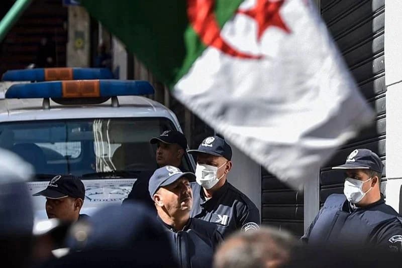 الجزائر توقف كاتبة فرنسية بسبب القبائل
