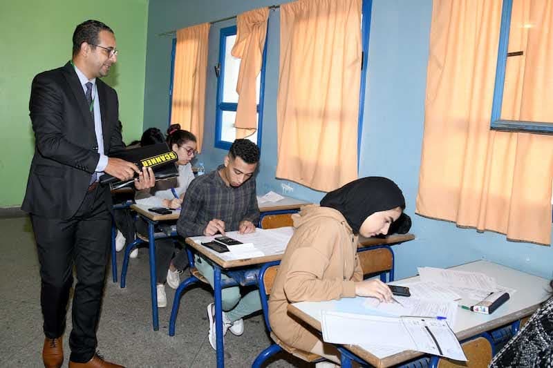 تلاميذ الباك يتحدثون عن "أسئلة سهلة" وسط حراسة مشددة لمحاربة الغش