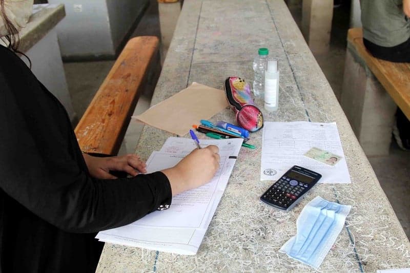 صفحات فيسبوكية تسرب الامتحان الجهوي .. والوزارة: محاولات غش محدودة